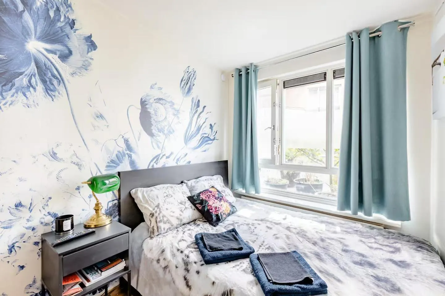 Sm Center Located Room On The Canal Amsterdam Frühstückspension